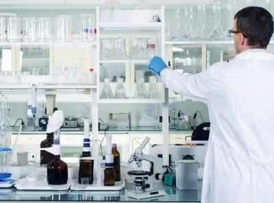 afbeelding van een laborant in het laboratorium