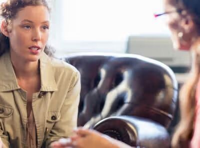 afbeelding van twee zorgprofessionals die met elkaar in gesprek zijn.